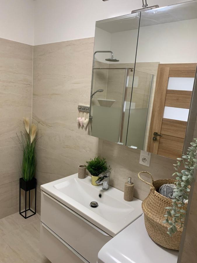 Cozy 2-Bedroom Vacation Apartment With Entire Top Floor Gaj  ภายนอก รูปภาพ