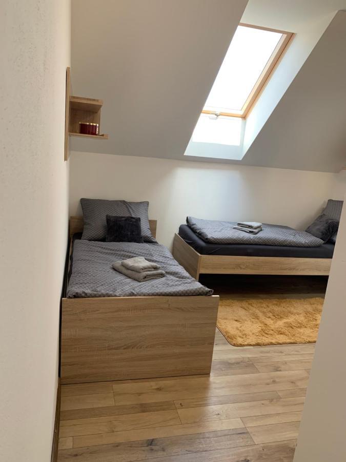 Cozy 2-Bedroom Vacation Apartment With Entire Top Floor Gaj  ภายนอก รูปภาพ